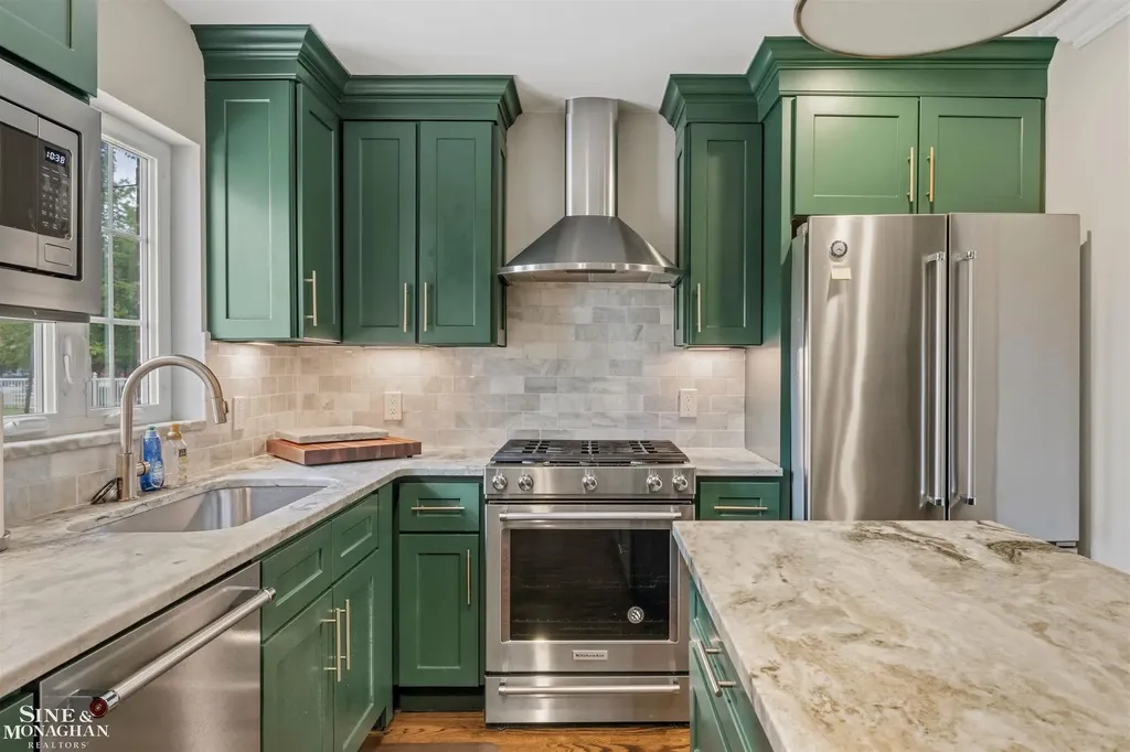 816 Hidden Lane Grosse Pointe Woods City MI 48236