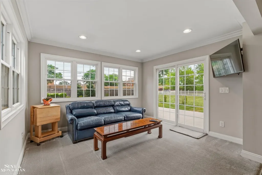 816 Hidden Lane Grosse Pointe Woods City MI 48236