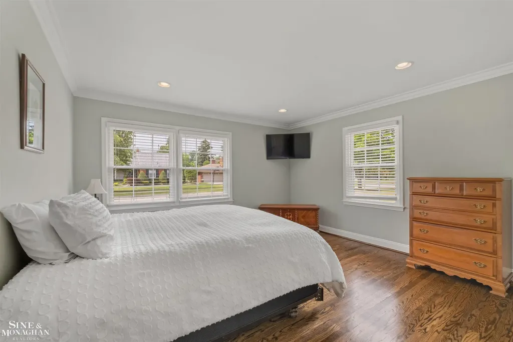 816 Hidden Lane Grosse Pointe Woods City MI 48236