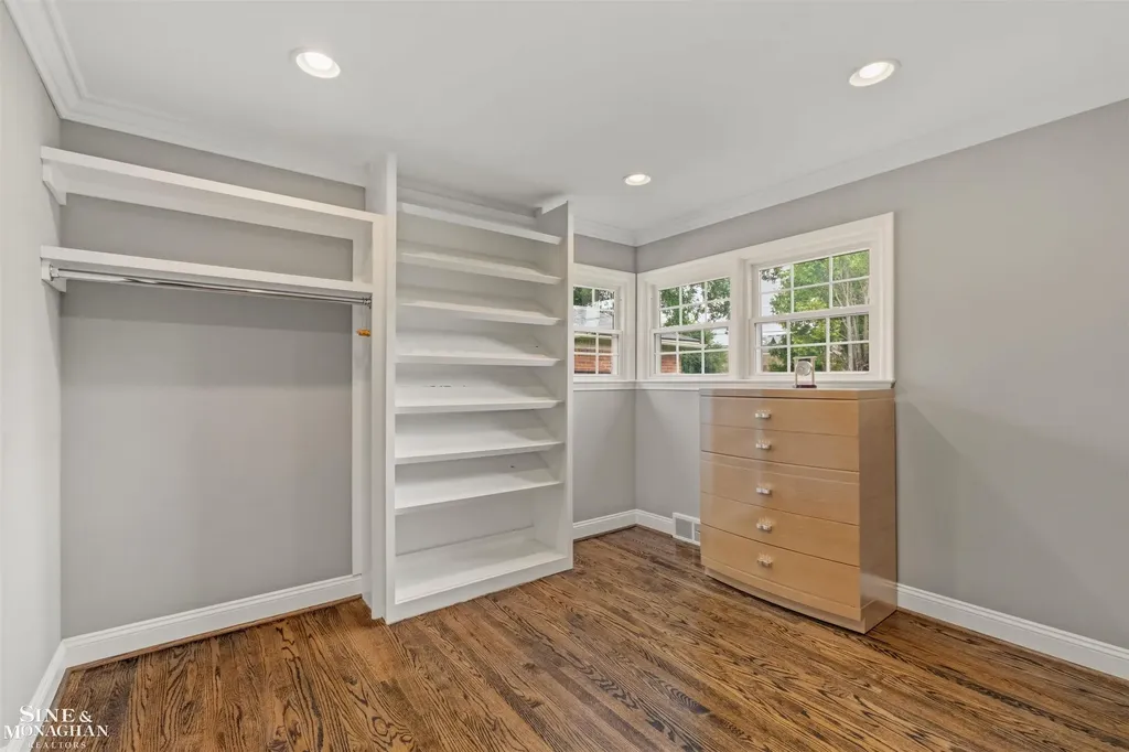 816 Hidden Lane Grosse Pointe Woods City MI 48236