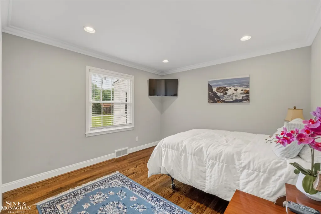 816 Hidden Lane Grosse Pointe Woods City MI 48236