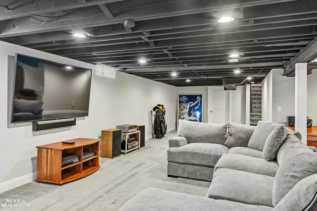 816 Hidden Lane Grosse Pointe Woods City MI 48236