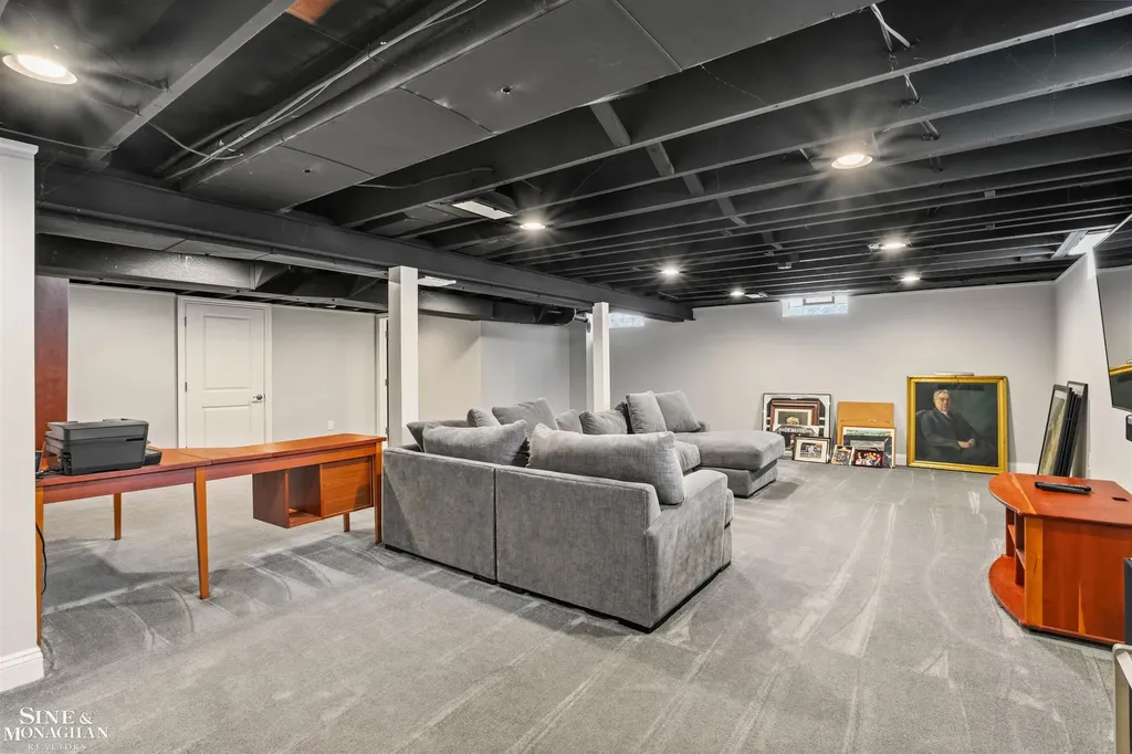 816 Hidden Lane Grosse Pointe Woods City MI 48236