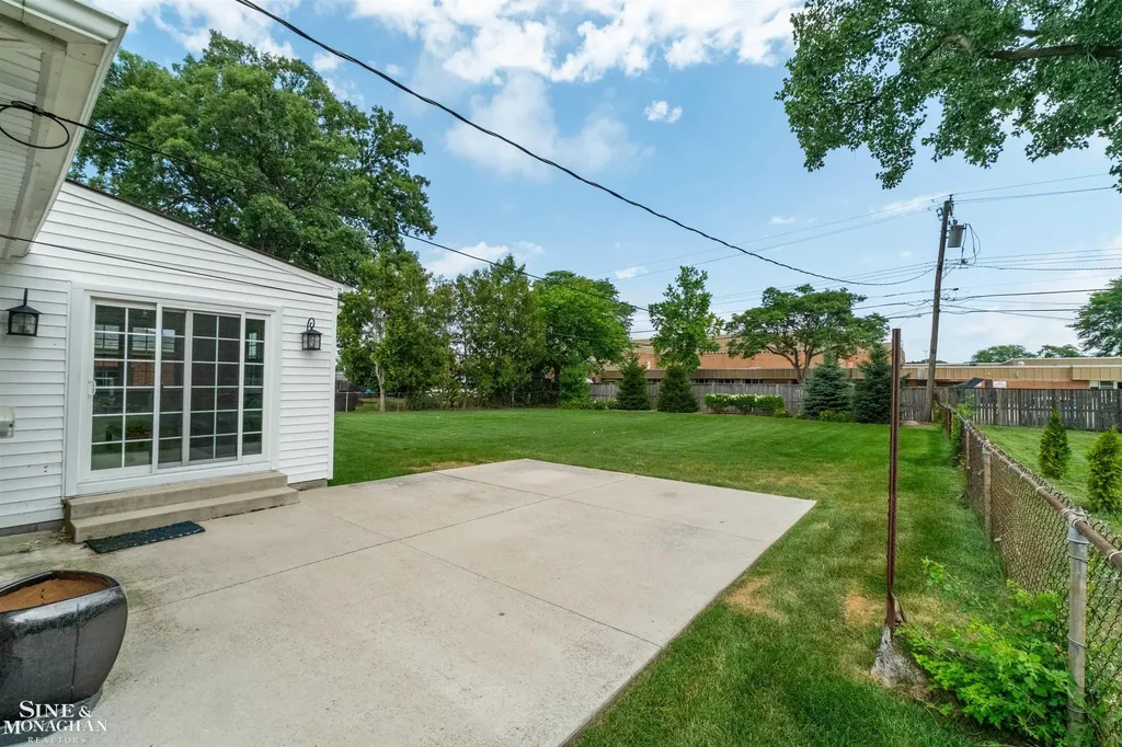 816 Hidden Lane Grosse Pointe Woods City MI 48236