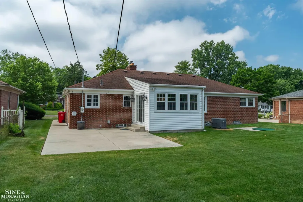 816 Hidden Lane Grosse Pointe Woods City MI 48236