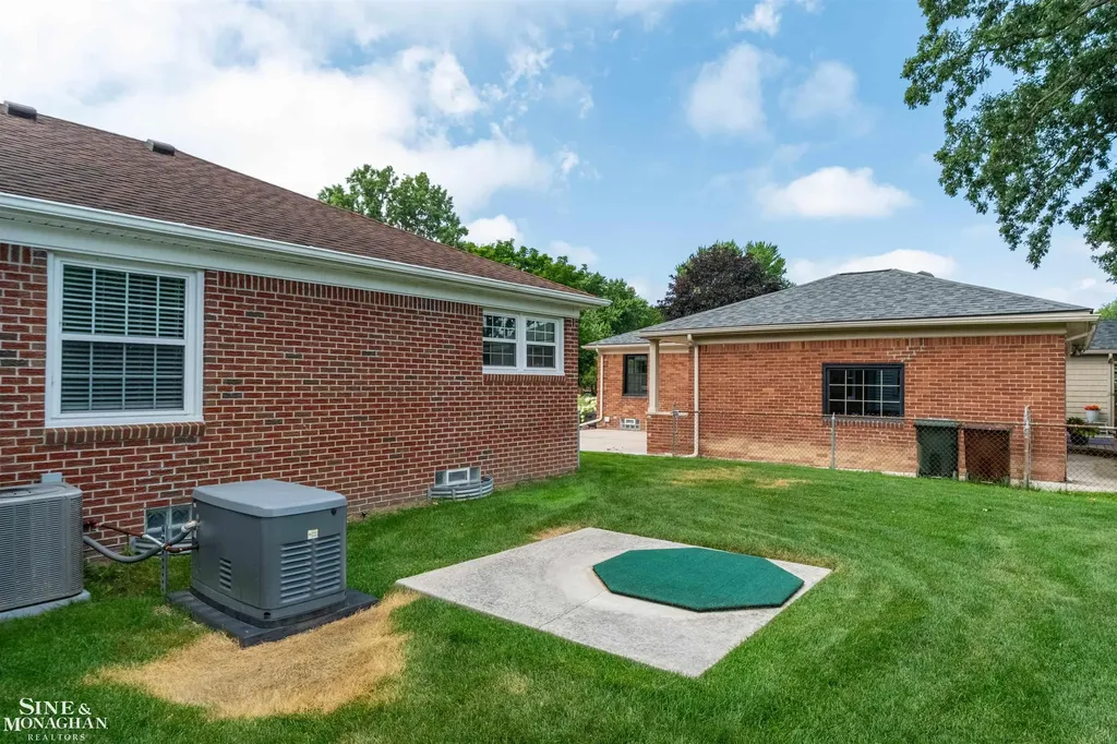 816 Hidden Lane Grosse Pointe Woods City MI 48236