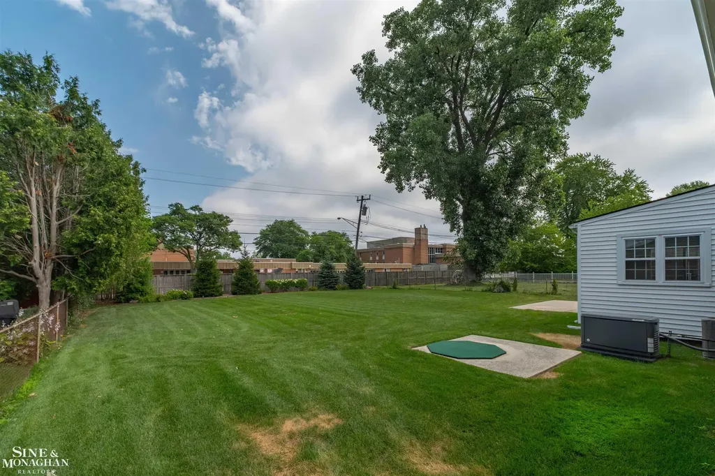 816 Hidden Lane Grosse Pointe Woods City MI 48236