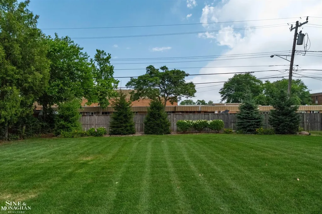 816 Hidden Lane Grosse Pointe Woods City MI 48236