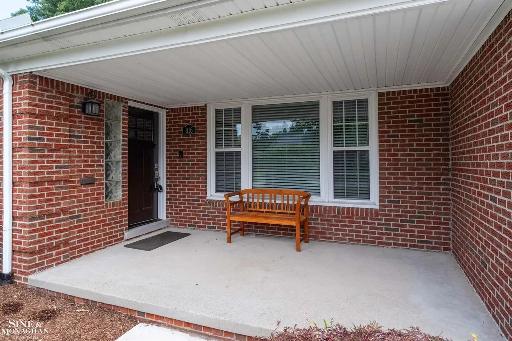 816 Hidden Lane Grosse Pointe Woods City MI 48236