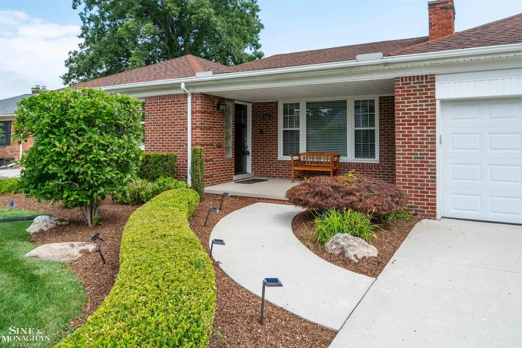 816 Hidden Lane Grosse Pointe Woods City MI 48236