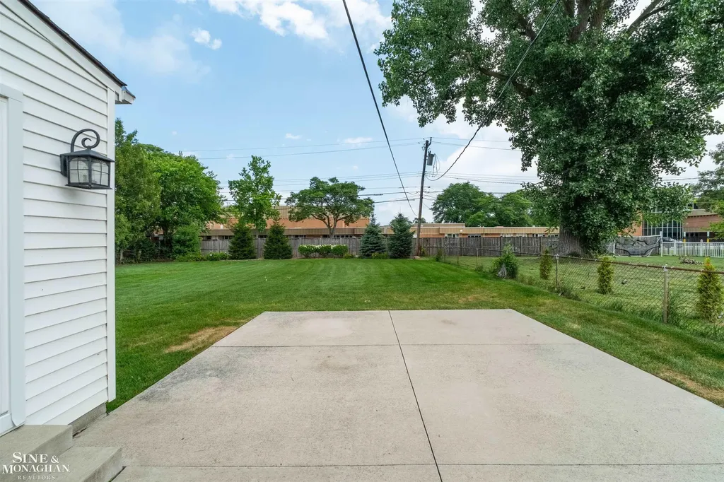 816 Hidden Lane Grosse Pointe Woods City MI 48236