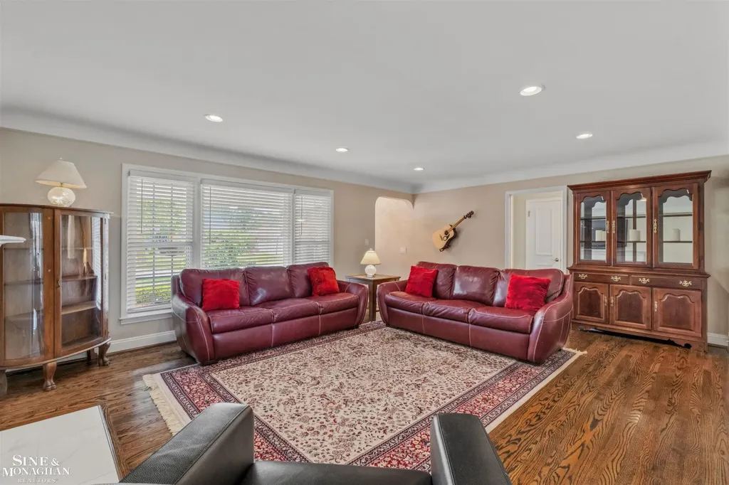 816 Hidden Lane Grosse Pointe Woods City MI 48236