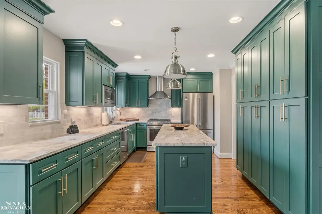 816 Hidden Lane Grosse Pointe Woods City MI 48236