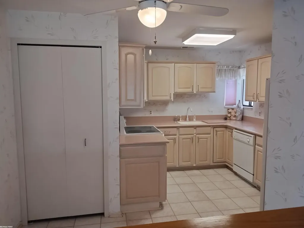 6619 Apt 102 Ridgefield Cir Street West Bloomfield Charter Township MI 48322