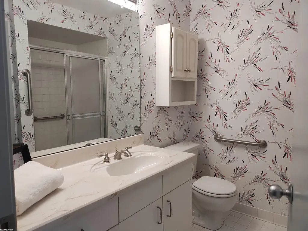 6619 Apt 102 Ridgefield Cir Street West Bloomfield Charter Township MI 48322