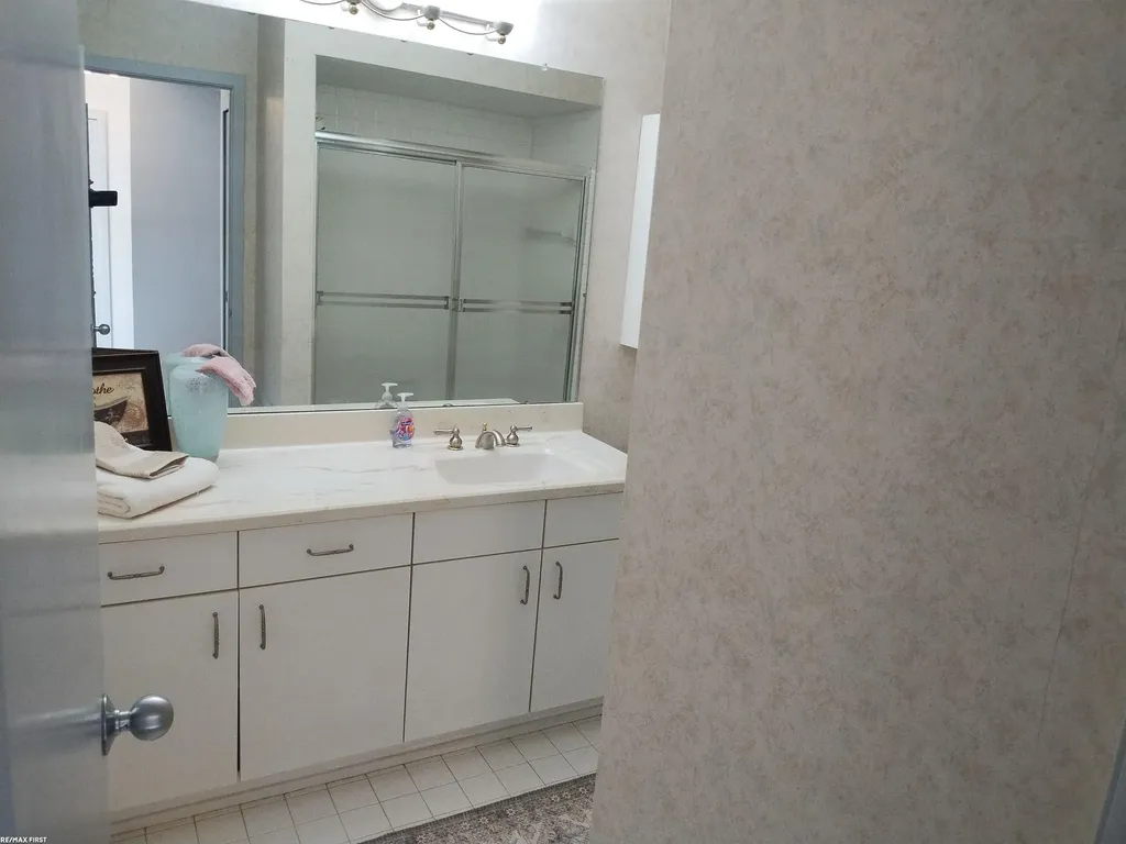 6619 Apt 102 Ridgefield Cir Street West Bloomfield Charter Township MI 48322