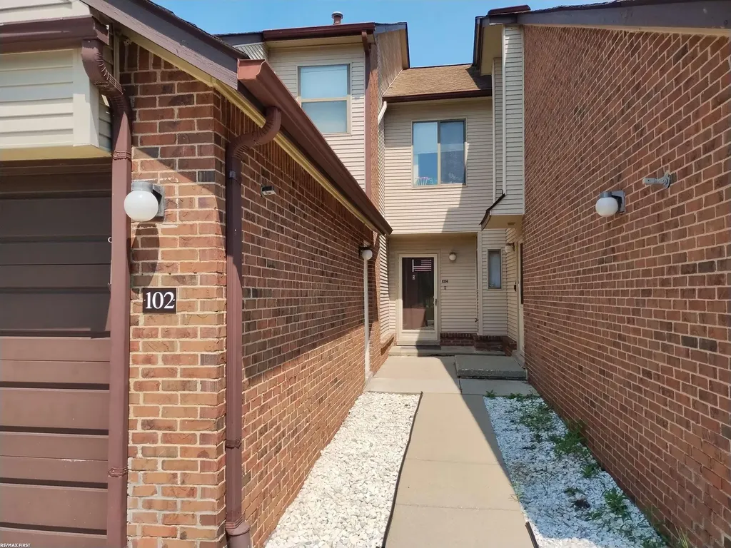 6619 Apt 102 Ridgefield Cir Street West Bloomfield Charter Township MI 48322