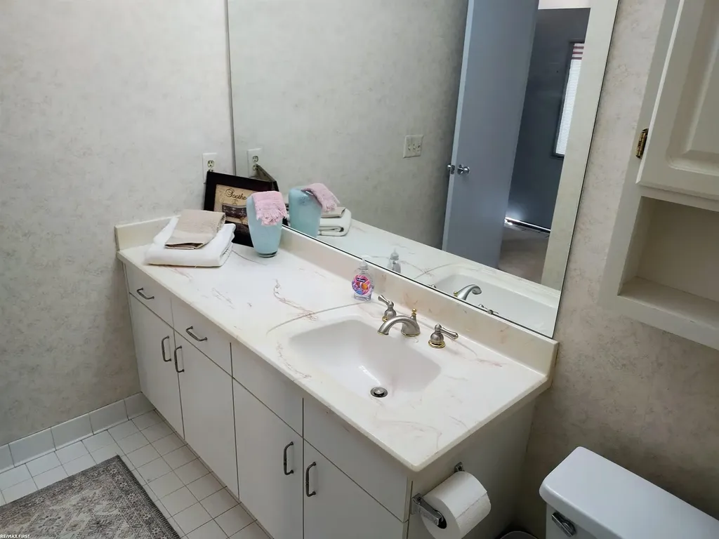 6619 Apt 102 Ridgefield Cir Street West Bloomfield Charter Township MI 48322