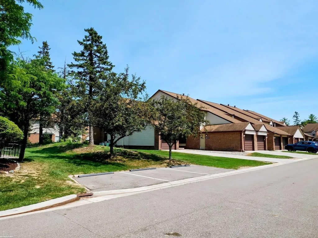 6619 Apt 102 Ridgefield Cir Street West Bloomfield Charter Township MI 48322