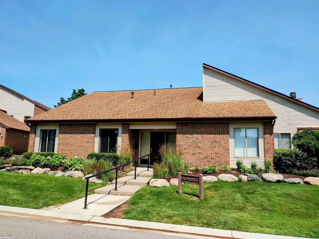 6619 Apt 102 Ridgefield Cir Street West Bloomfield Charter Township MI 48322