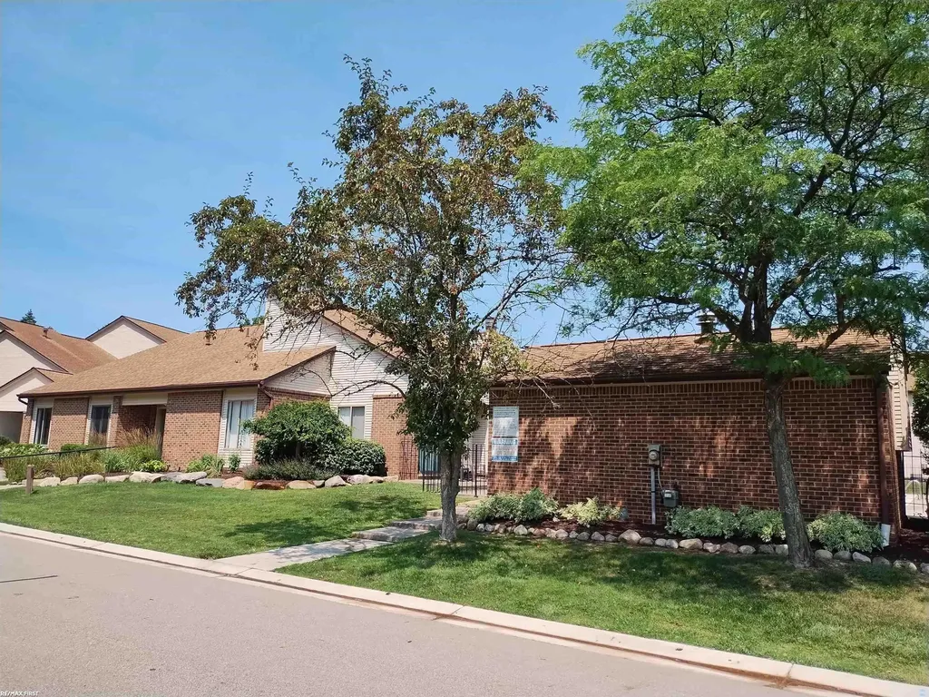 6619 Apt 102 Ridgefield Cir Street West Bloomfield Charter Township MI 48322