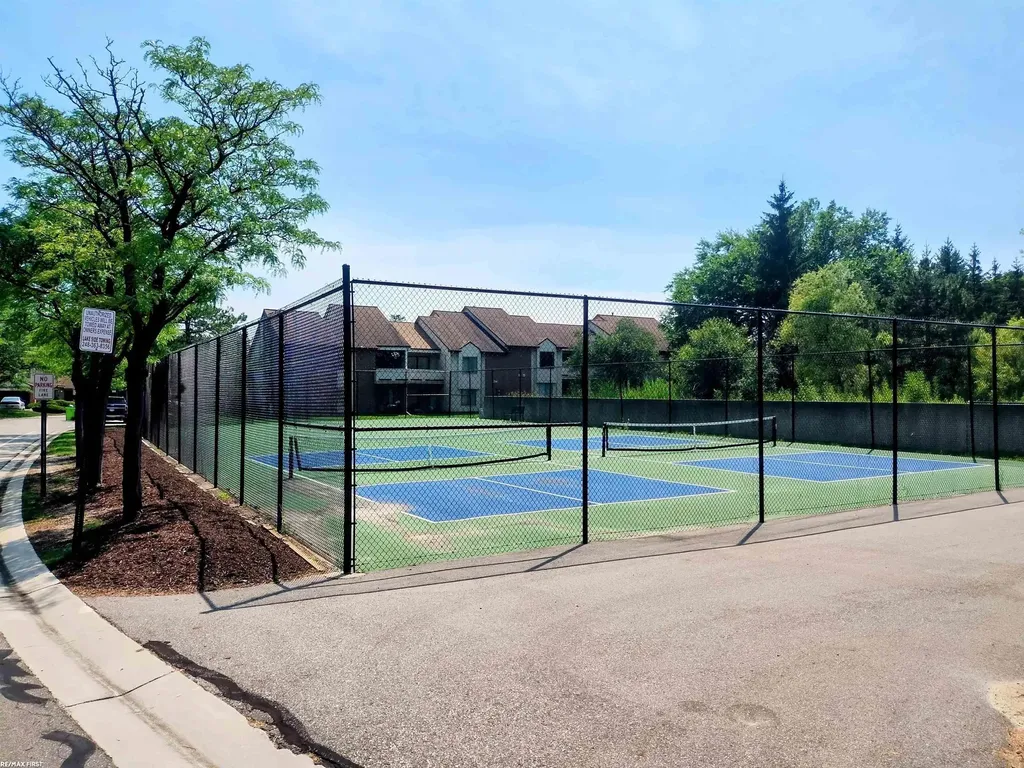 6619 Apt 102 Ridgefield Cir Street West Bloomfield Charter Township MI 48322