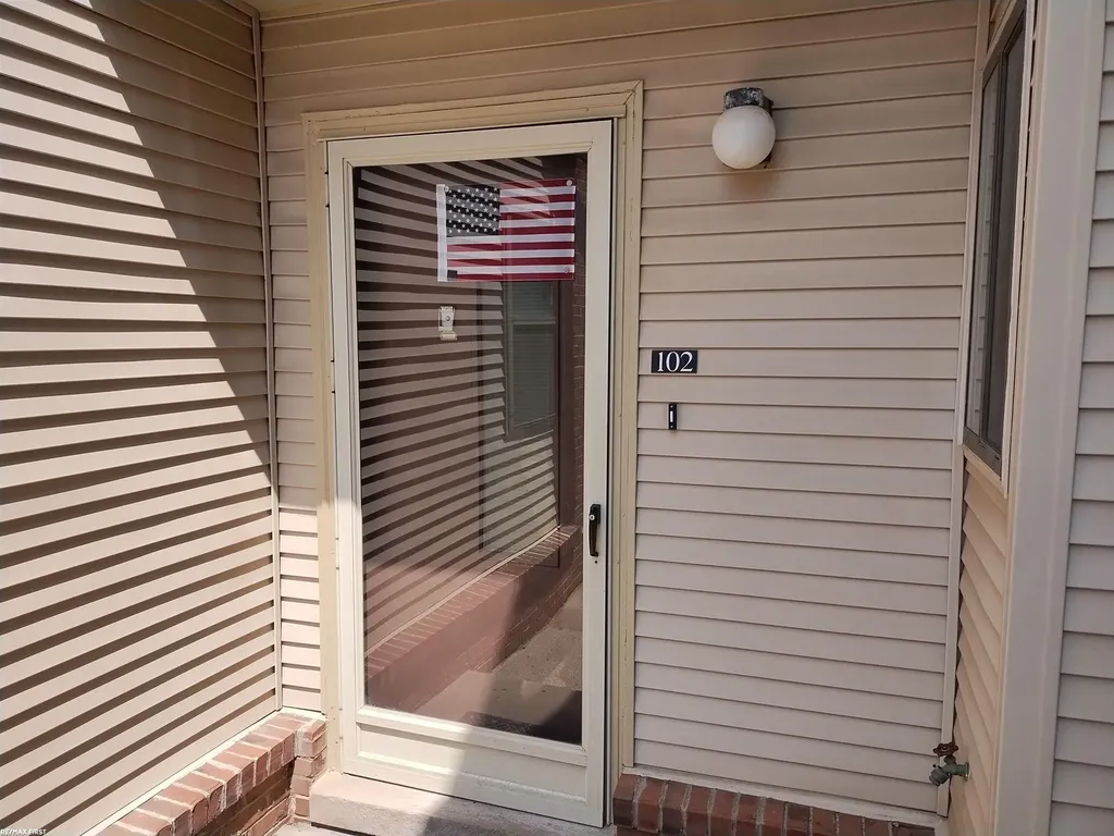 6619 Apt 102 Ridgefield Cir Street West Bloomfield Charter Township MI 48322