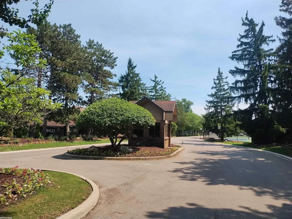 6619 Apt 102 Ridgefield Cir Street West Bloomfield Charter Township MI 48322