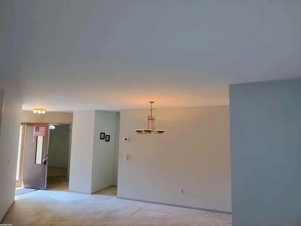 6619 Apt 102 Ridgefield Cir Street West Bloomfield Charter Township MI 48322