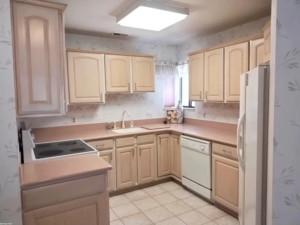 6619 Apt 102 Ridgefield Cir Street West Bloomfield Charter Township MI 48322
