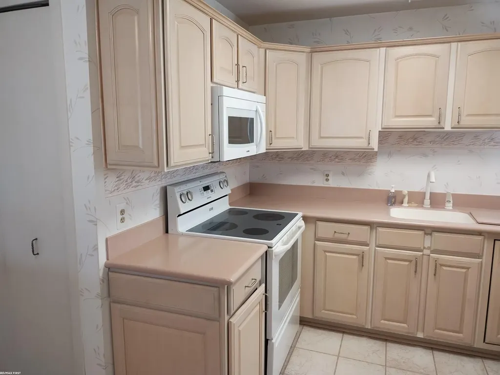 6619 Apt 102 Ridgefield Cir Street West Bloomfield Charter Township MI 48322