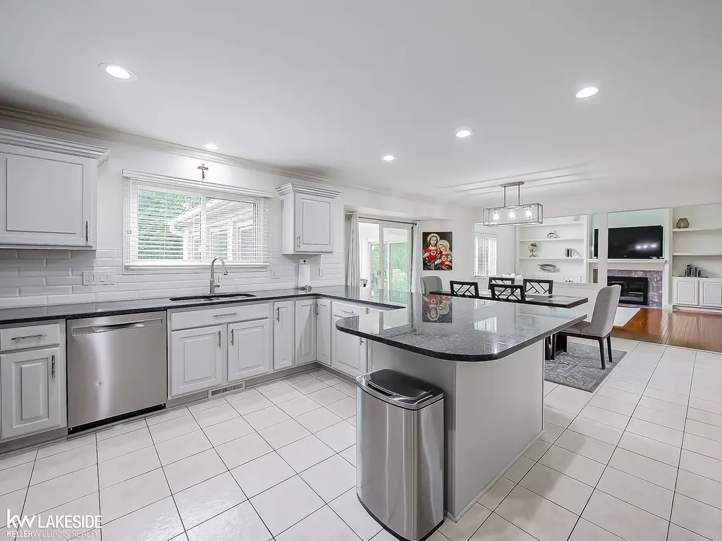 2058 Reagan Drive Rochester Hills City MI 48309