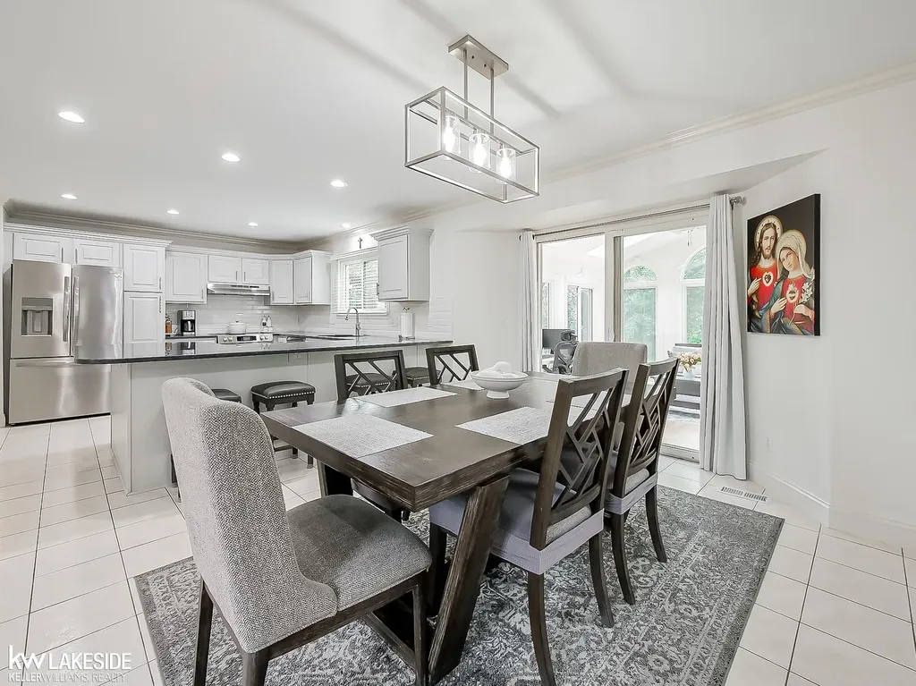 2058 Reagan Drive Rochester Hills City MI 48309