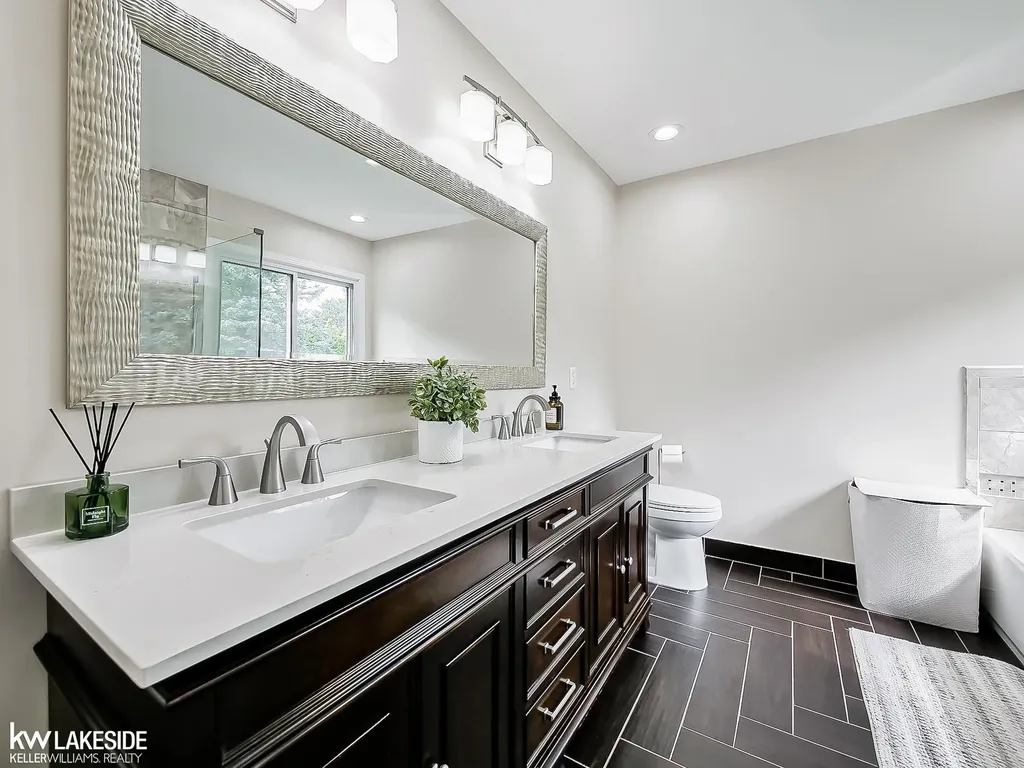 2058 Reagan Drive Rochester Hills City MI 48309