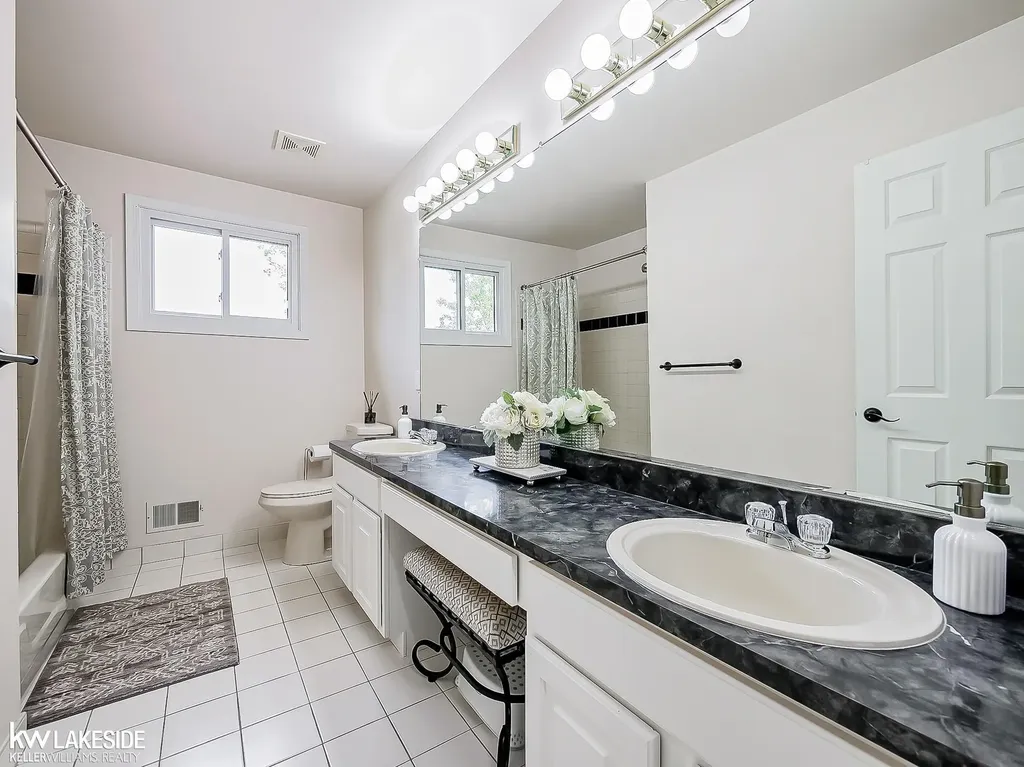 2058 Reagan Drive Rochester Hills City MI 48309