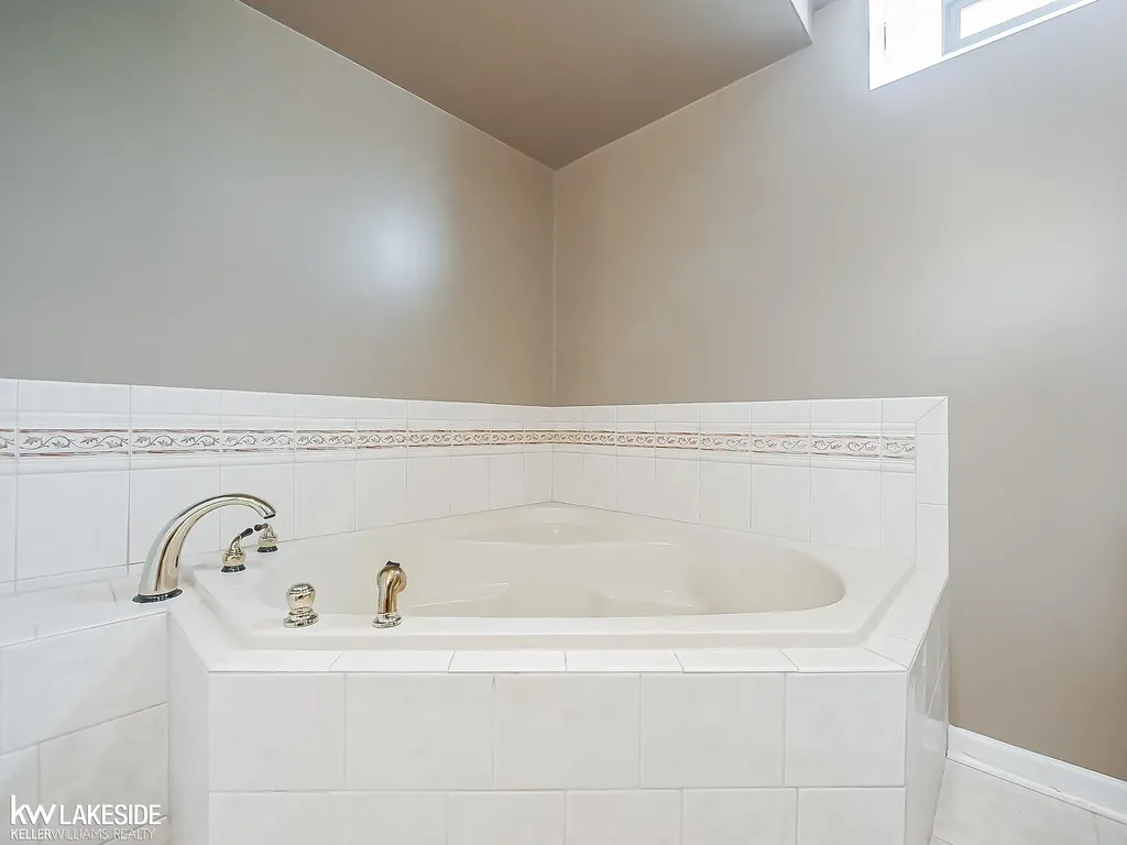 2058 Reagan Drive Rochester Hills City MI 48309