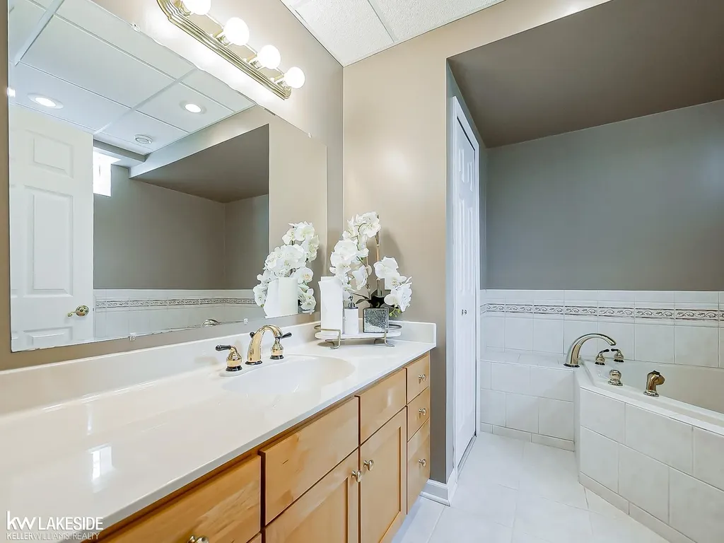 2058 Reagan Drive Rochester Hills City MI 48309