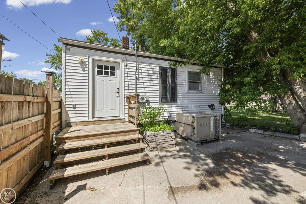 16400 Curtis Street Roseville City MI 48066