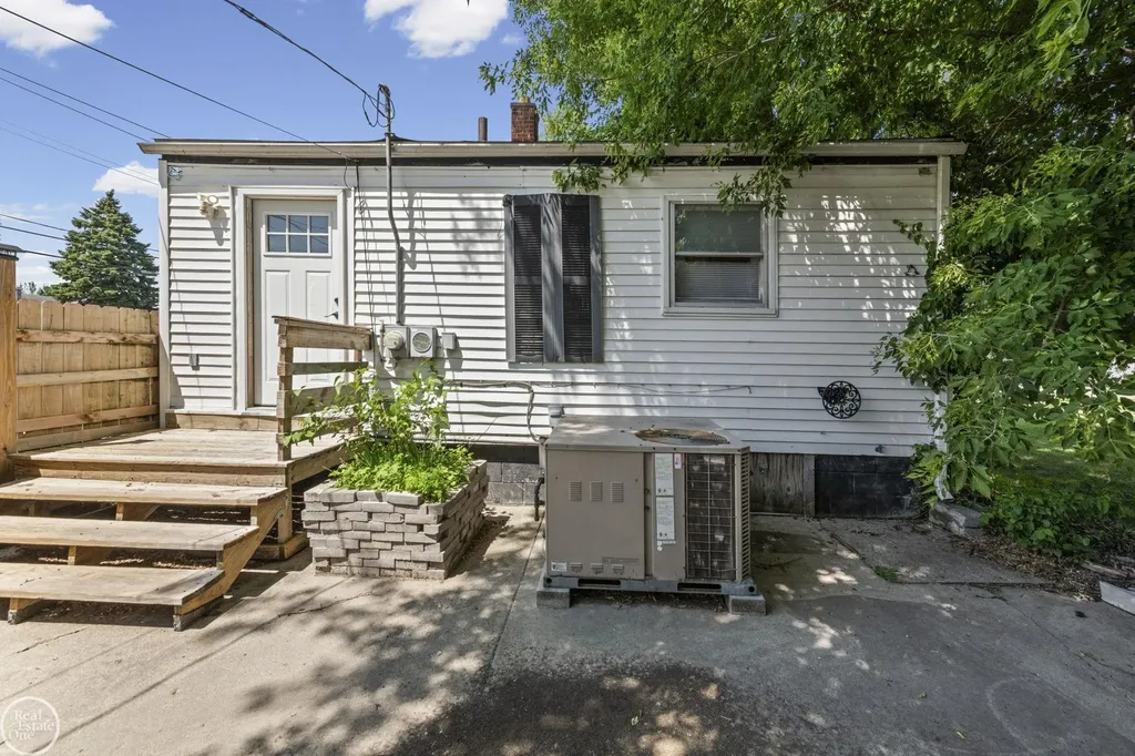 16400 Curtis Street Roseville City MI 48066