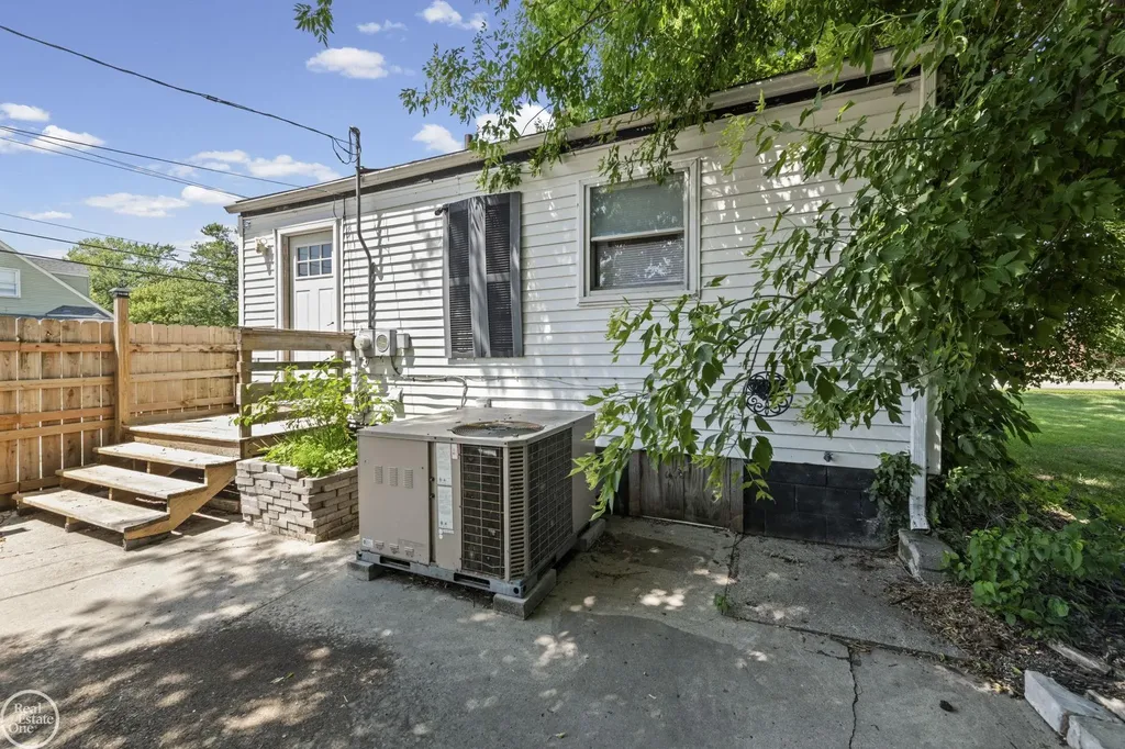16400 Curtis Street Roseville City MI 48066