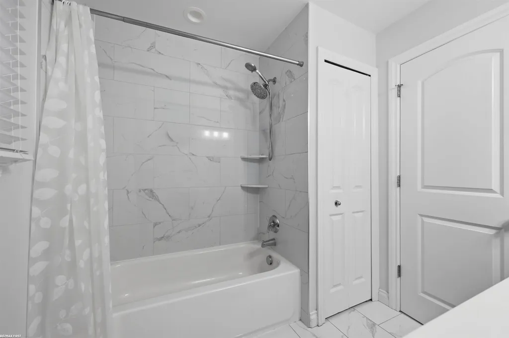 51341 Caroline Drive Chesterfield Township MI 48047