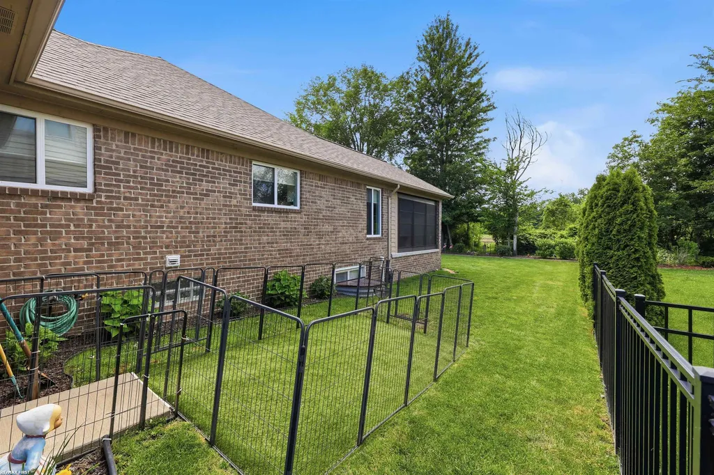 51341 Caroline Drive Chesterfield Township MI 48047