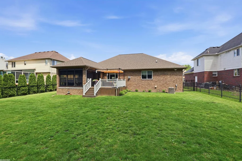 51341 Caroline Drive Chesterfield Township MI 48047