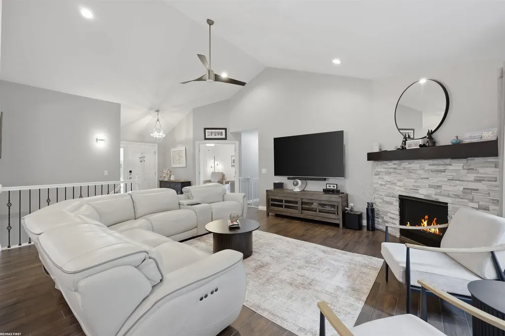 51341 Caroline Drive Chesterfield Township MI 48047