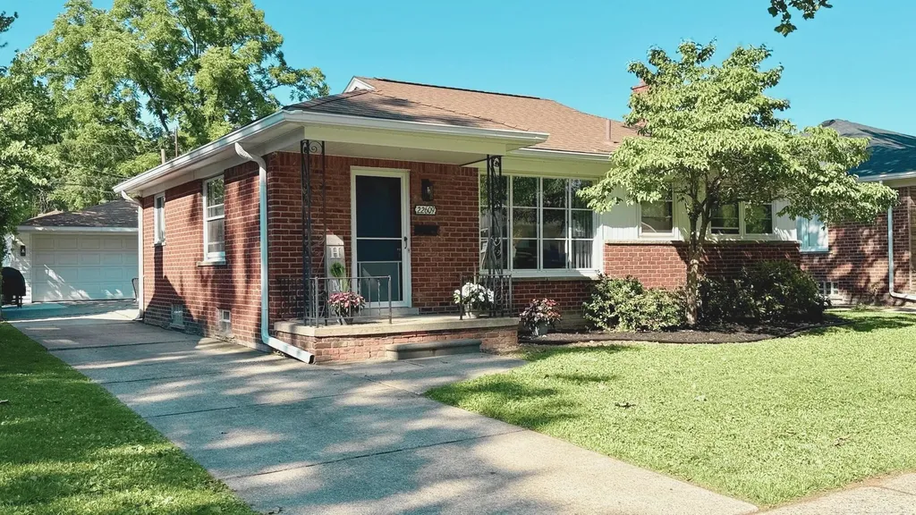22609 Edgewood Street St. Clair Shores City MI 48080