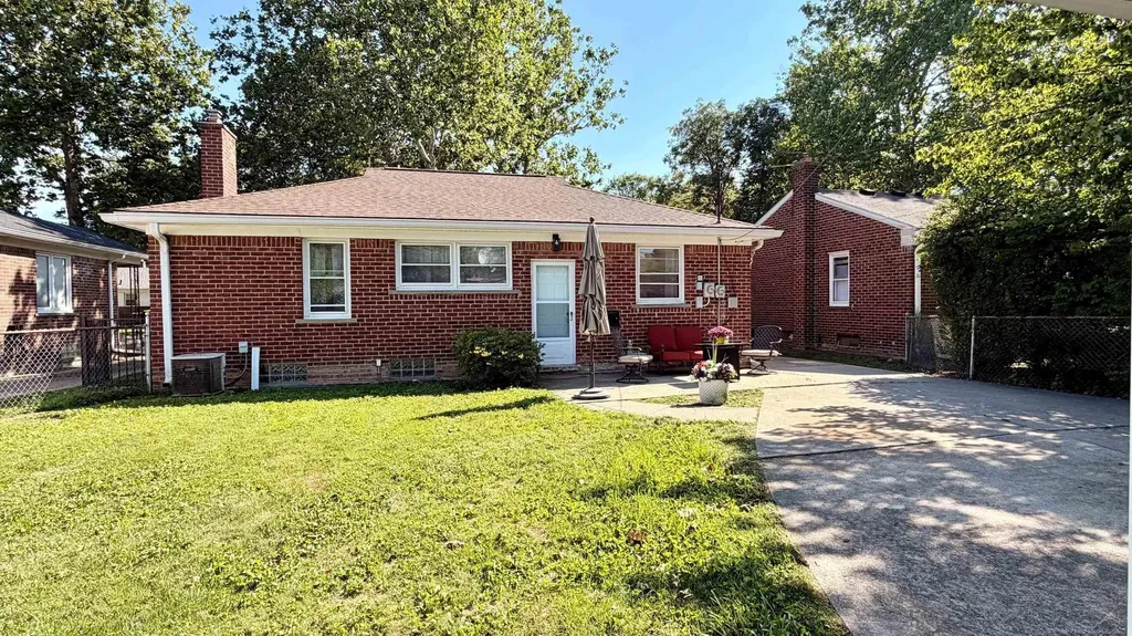 22609 Edgewood Street St. Clair Shores City MI 48080