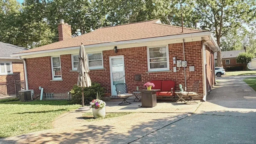 22609 Edgewood Street St. Clair Shores City MI 48080