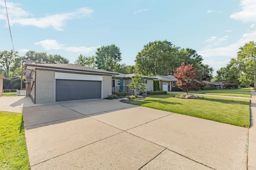27927 Manhattan Street St. Clair Shores City MI 48081