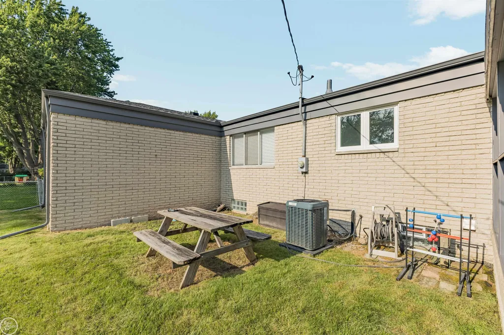 27927 Manhattan Street St. Clair Shores City MI 48081