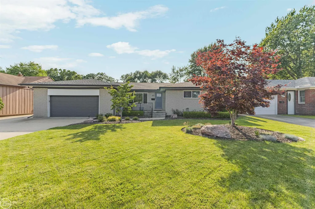 27927 Manhattan Street St. Clair Shores City MI 48081